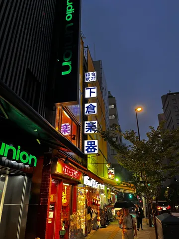 夜のネオンと路地の物語