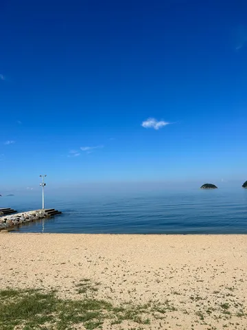 都会の喧騒を離れて、海辺でチルアウト