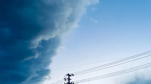 静寂の月と暗雲