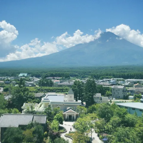悠久の富士、緑陰の町