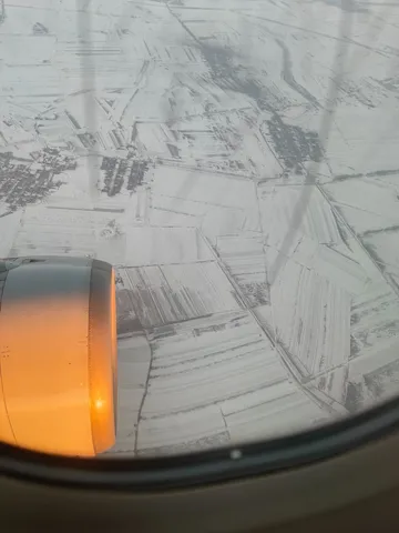 雪景色を縁取る飛行機のエンジン
