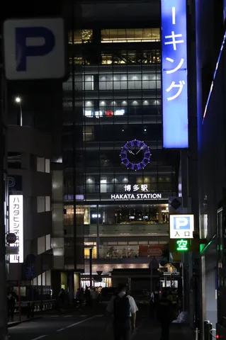 都会の夜景と駅のシンボル