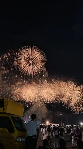 夜空を彩る花火の余韻
