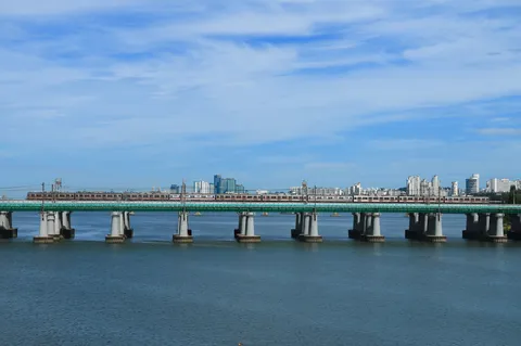 水辺を渡る線路の風景