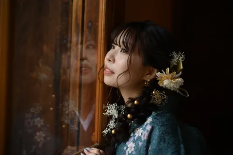 花添える髪と窓辺の夢