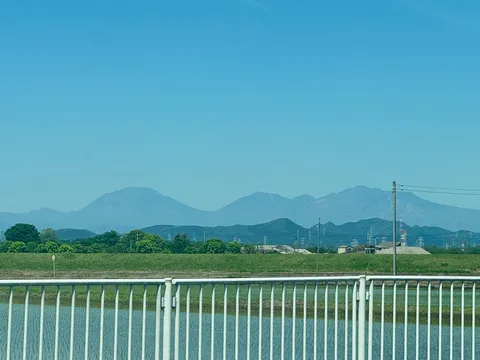 青空と連なる山並み、水辺の風景