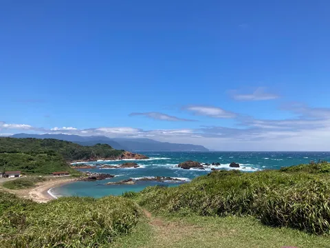 海辺の隠れ家、碧い波の鼓動