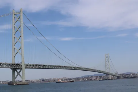 雄大な橋と青い空のコントラスト