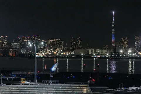 夜景と飛行機、近未来の情景