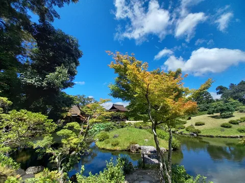 秋色に染まる庭園の静寂