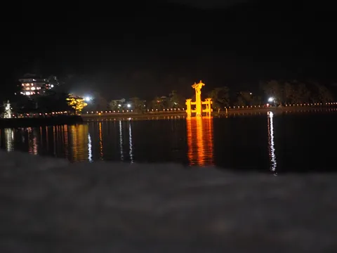夜の水鏡と灯の列