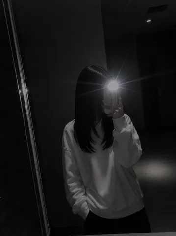 鏡越しの私、謎めく光