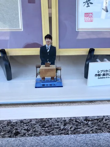 偉人のミニチュアと静かな空間