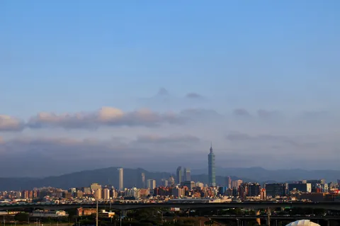 高層ビルと青い空、架け橋