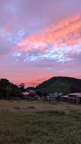 夕焼けに染まる村の静けさ