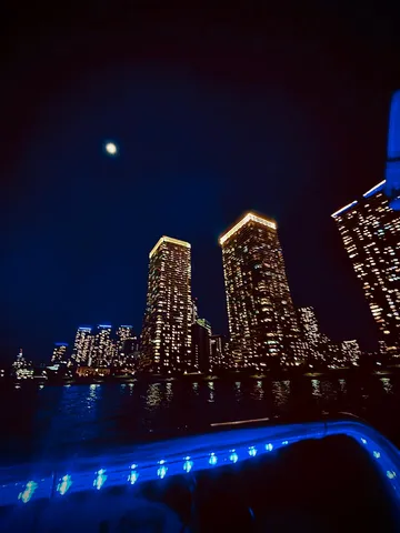 都会の夜景と青い光のコントラスト