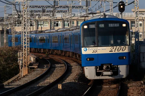 京急ブルースカイ、カーブを駆け抜ける