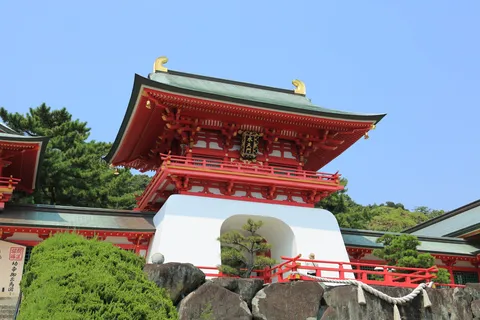 朱色の門と青空の調べ