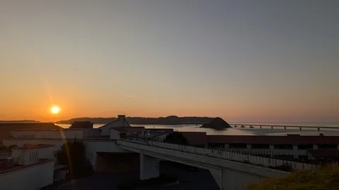 沈む夕日と静かな海風