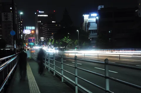 夜の街、流れる光の残像