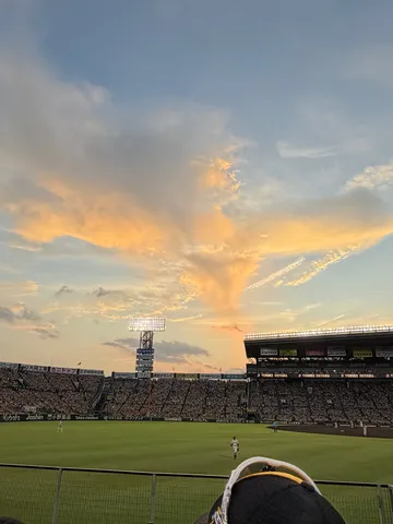夕焼け空と野球場のコントラスト