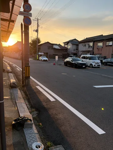 夕暮れ時の車と道