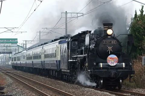 煙を吐き進む歴史の列車