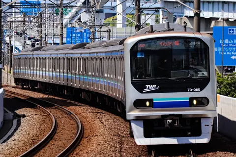 都会を駆ける銀の列車
