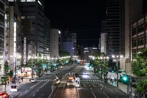 静寂を照らす、都会の夜行列車
