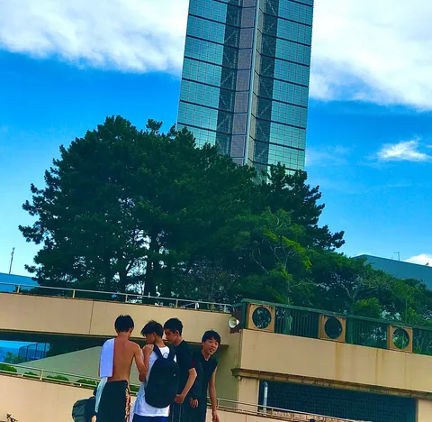 都会の空と少年たち