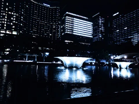 水面に浮かぶ光のアーチ