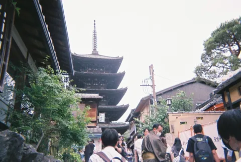 古都の石畳、五重塔の眺め