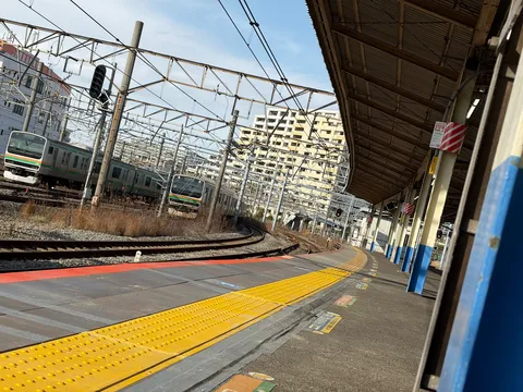 午後の列車と駅の情景
