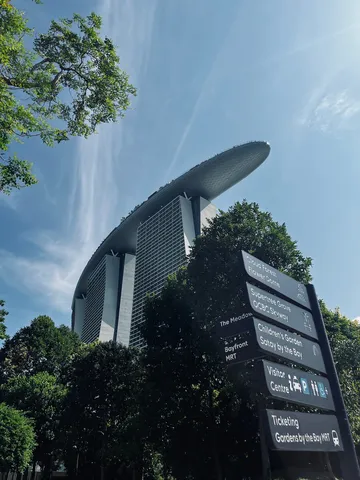 空を走る曲線ビル