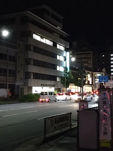 夜の街灯りと車の流れ