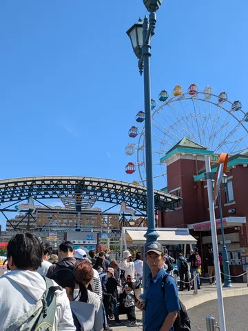 観覧車とアトラクションのある公園