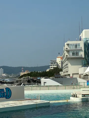 海辺の白い建物とプール