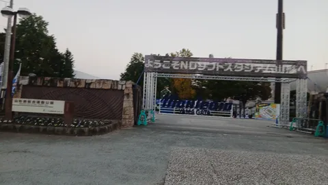 夕暮れの門前の静寂