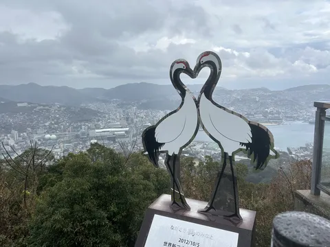 街を見守る愛の鶴、雨はご愛嬌