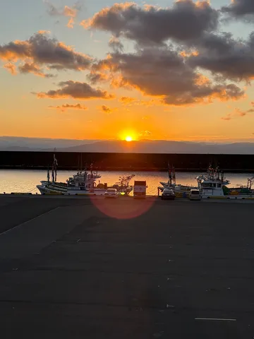 沈みゆく太陽と港の静けさ