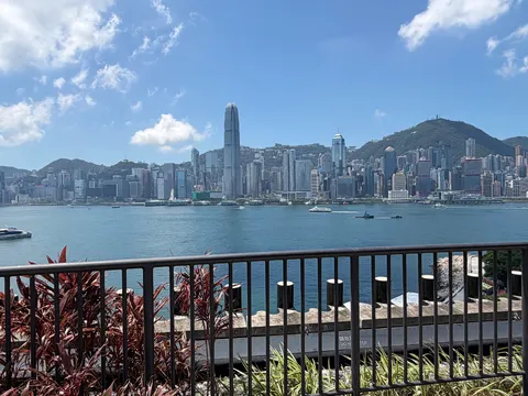 海越しに見る都会の稜線
