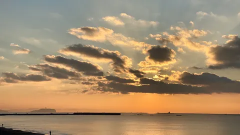 雲間から差し込む光のグラデーション