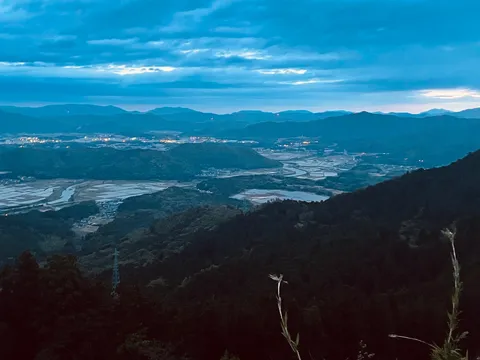 青と影の水辺風景