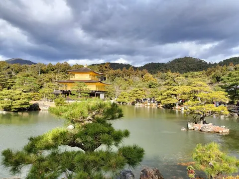 金色の堂と静かな庭