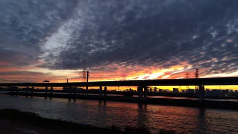 夕焼けを背負う街と橋