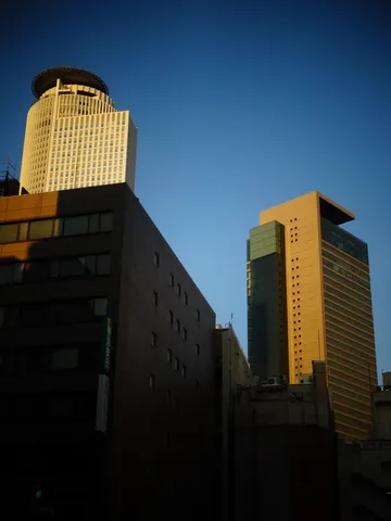 青空に映える高層の影