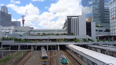 新宿駅前の現代風景