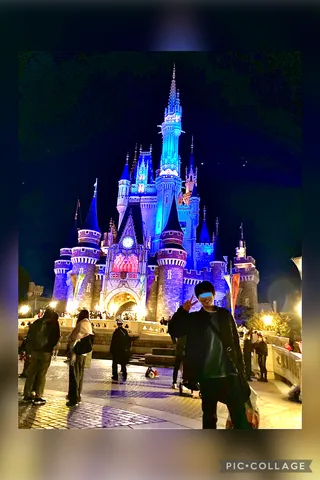 夜空に浮かぶ青き城の光景