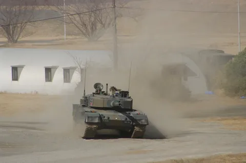 土煙をまとい疾走する戦車
