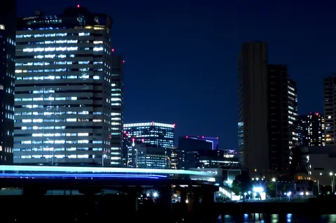都会の夜景、光の残像